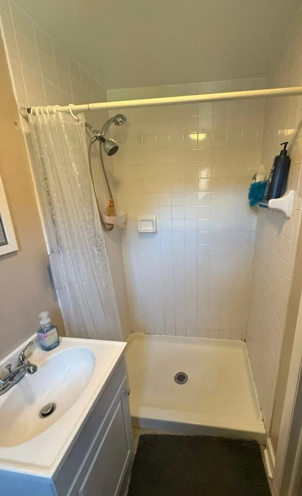 East Kildonan bathroom before renovation
