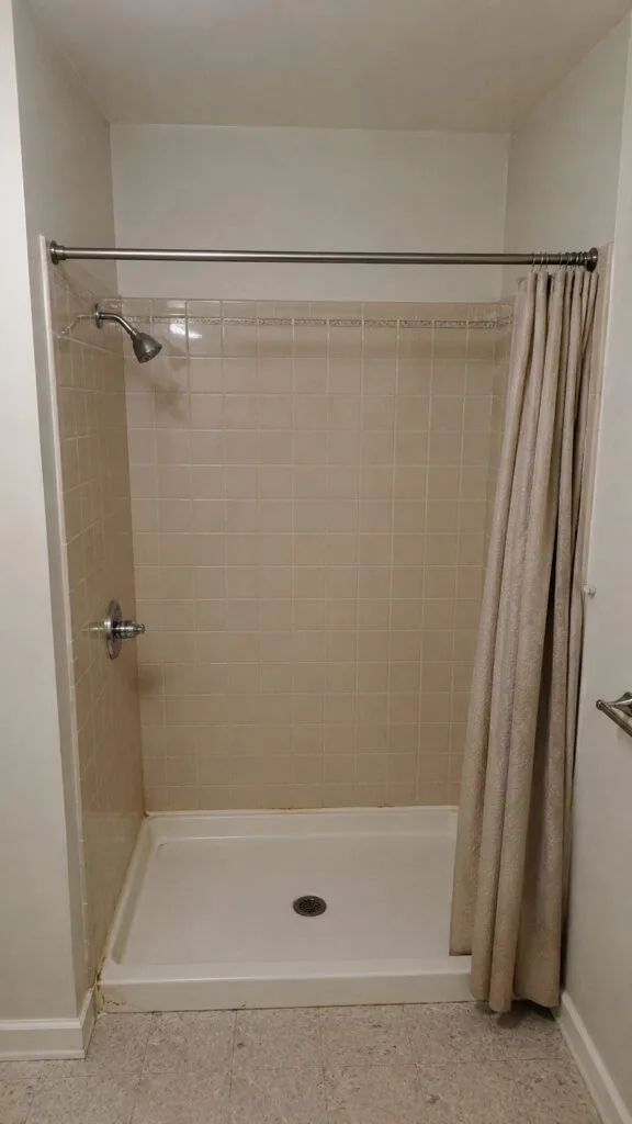 Fort Rouge bathroom before renovation