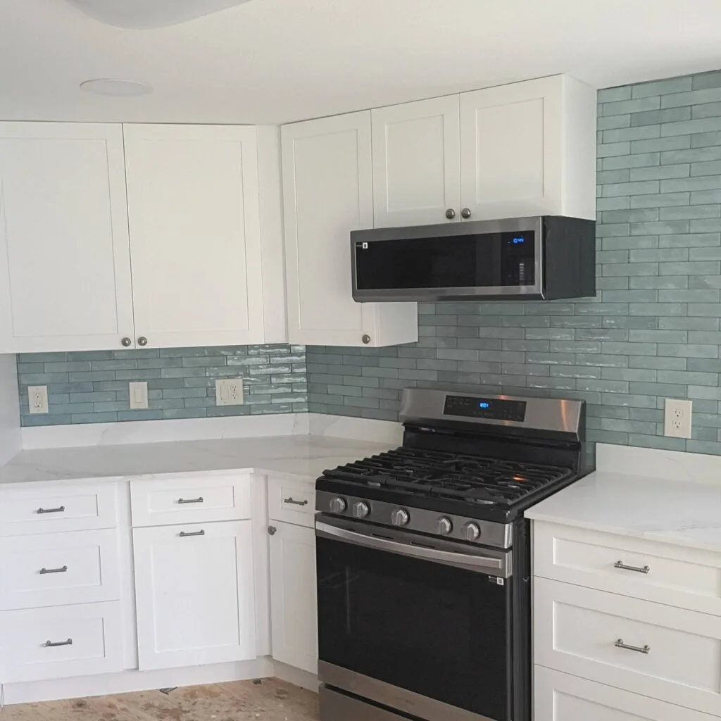Island Lakes kitchen full view with backsplash and appliances